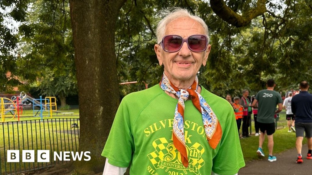 More than 500 runners remember 'Mr Northampton Parkrun'