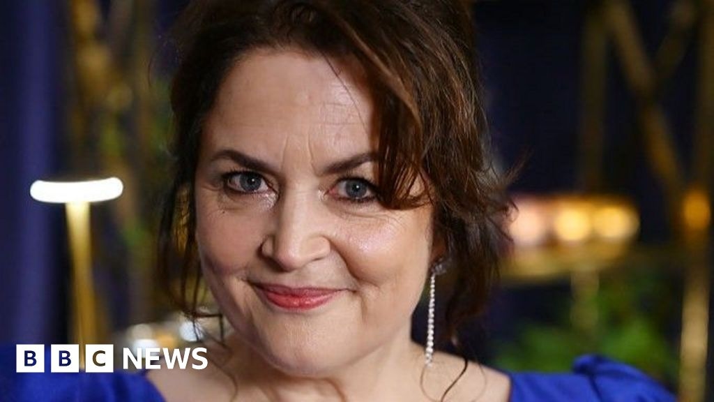 Gavin & Stacey's Ruth Jones pops in to Sheringham Little Theatre