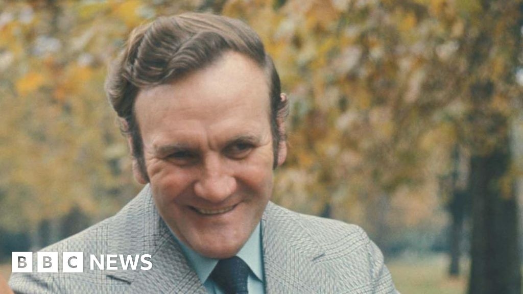 Former England manager Don Revie to receive hometown honour