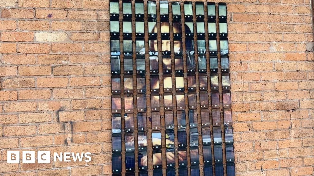 Birmingham artist Imbue makes Mona Lisa from 100 iPhone replicas