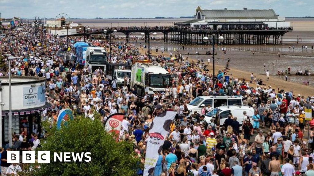 Armed forces day in Cleethorpes see thousands turn out in support