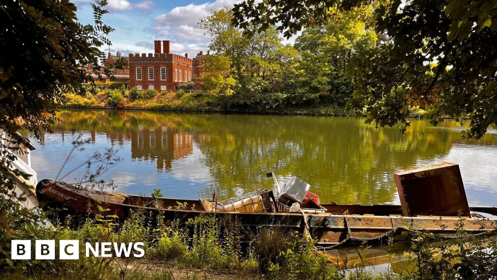 Unauthorised moorings and abandoned boats tackled on River Thames