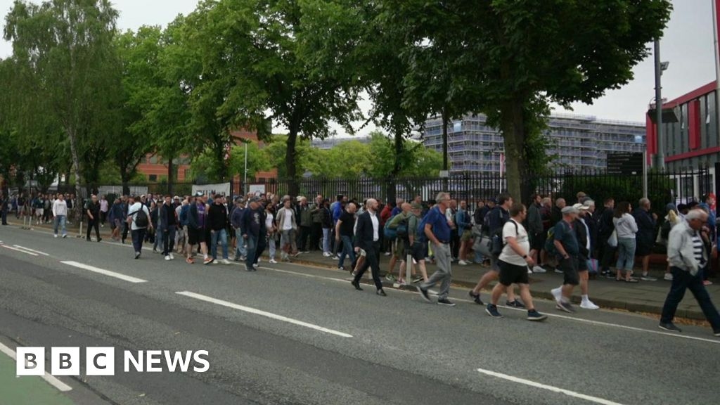 England vs India: Cricket fans miss match start in 'shameful' queues
