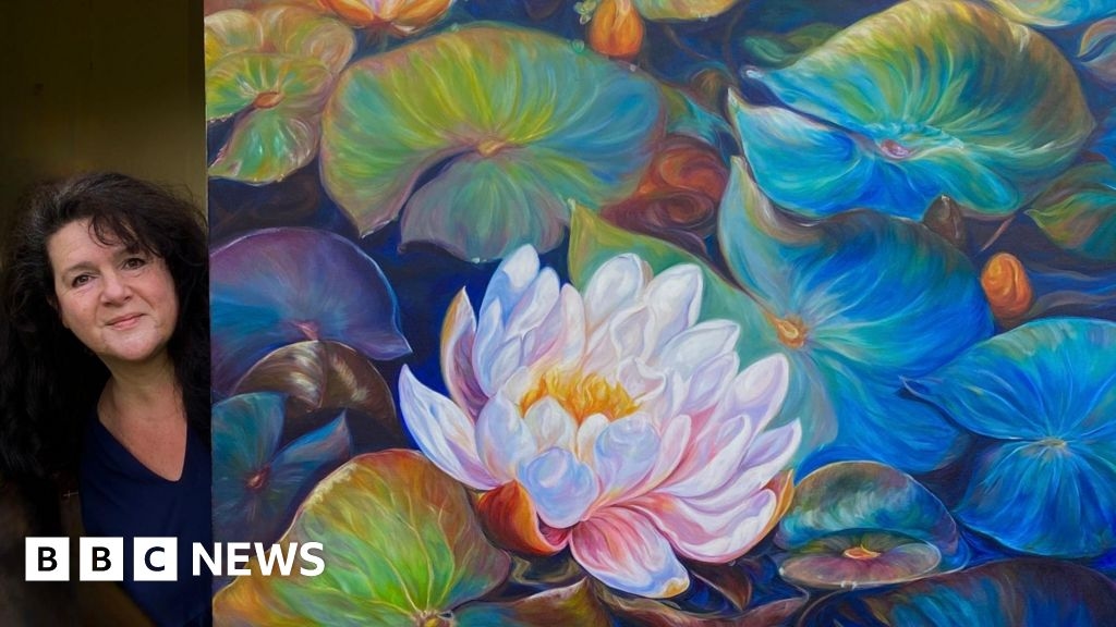 Totnes artist gives away £84,000 of work to comfort ill