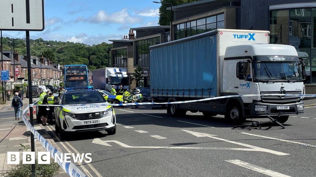 Police close Ecclesall Road in Sheffield after serious crash
