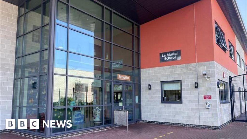 Volunteers wanted to help Guernsey school 'climb Everest'