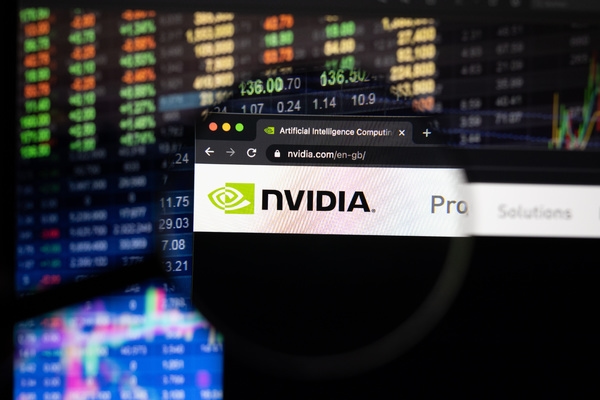 سهم إنفيديا يُلامس مستوى قياسيًا جديدًا بعد تخفيف قيود تصدير الرقائق للصين