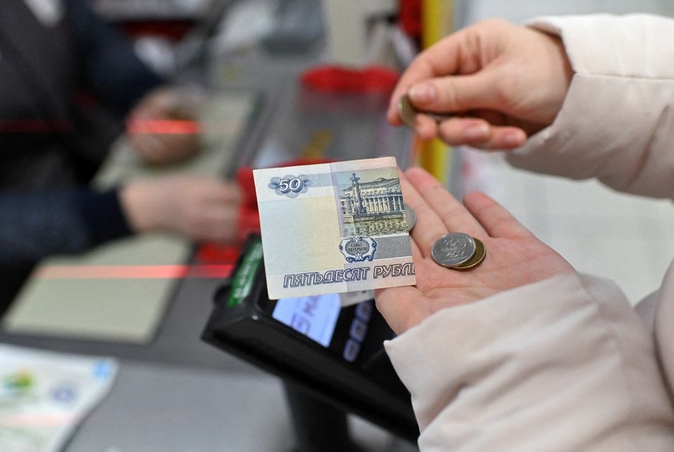 ارتفاع الروبل بنسبة 45% منذ بداية العام يضع الاقتصاد الروسي تحت ضغط مزدوج رغم تفوقه العالمي