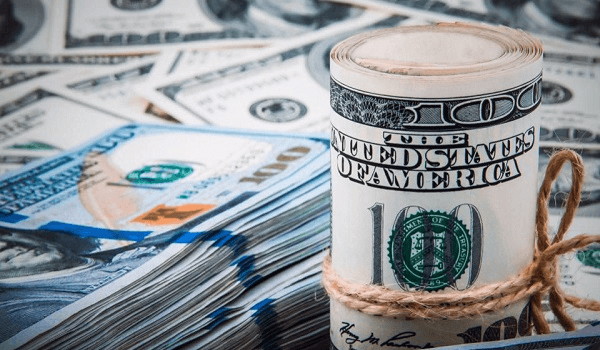 هل تفقد الأسهم الدولارية بريقها مع تراجع سعر العملة الأمريكية؟