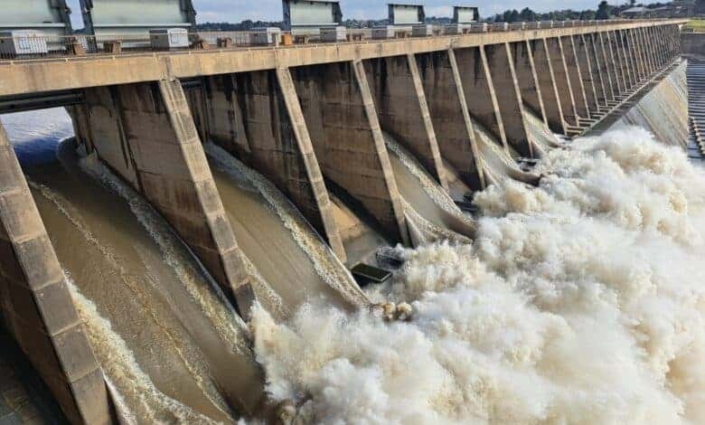 6 sluise by Vaaldam oopgetrek na water vinnig styg