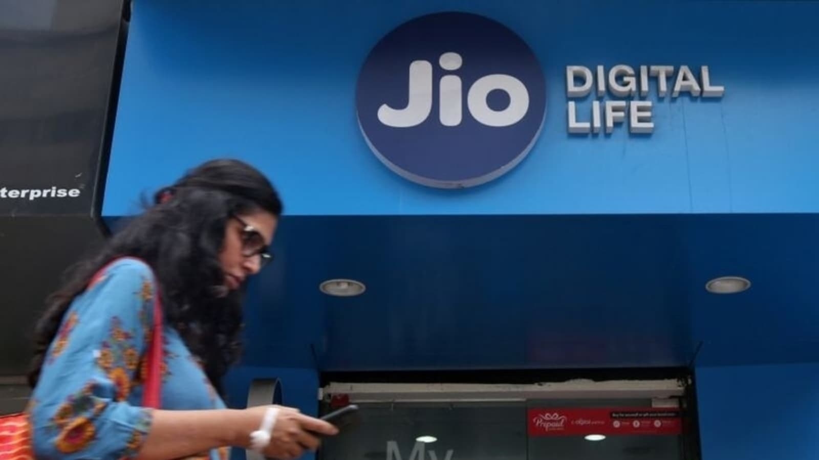 Jio down? Social media flooded with complaints amid nationwide network disruption