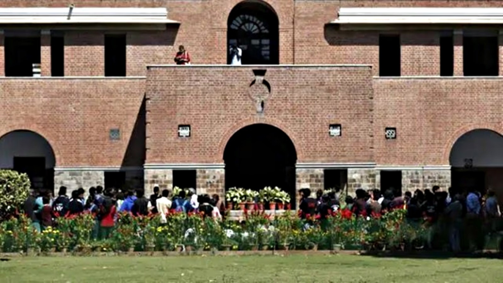 Cow dung smeared on DUSU president's office; fresh standoff breaks out between ABVP, NSUI
