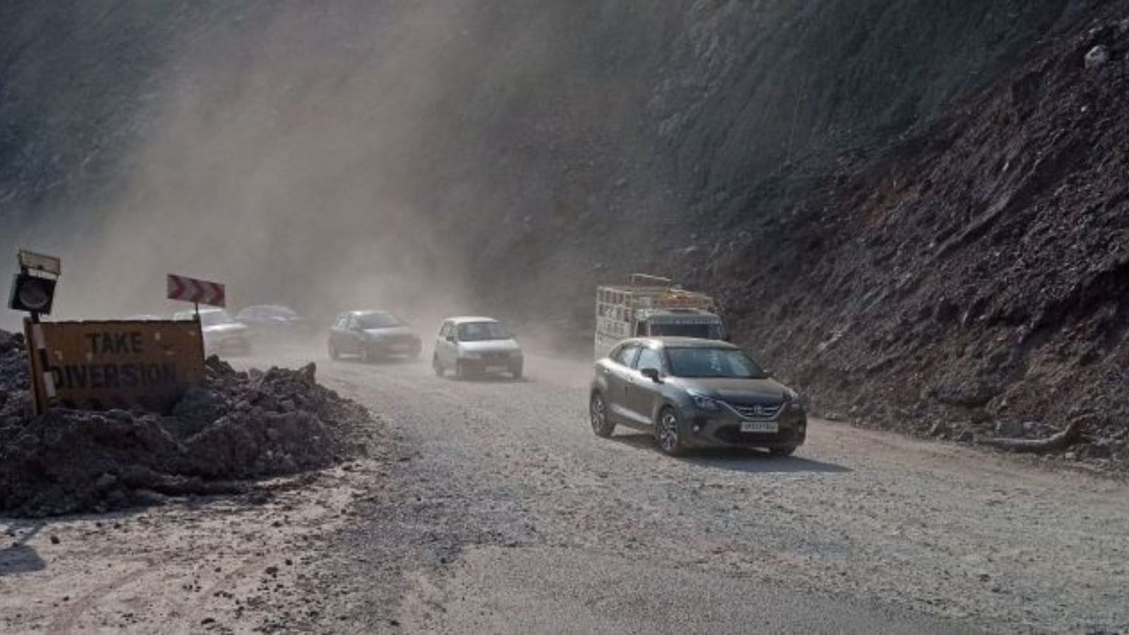 Traffic movement at landslide-prone Chakki Mod on Kalka-Shimla highway restored after 2 hours