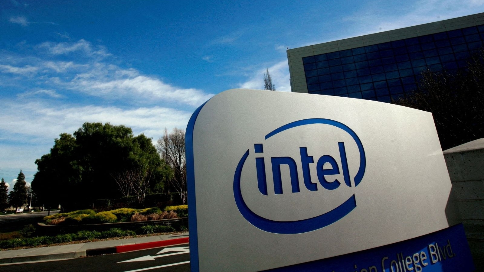 Intel's top strategy officer to depart this month