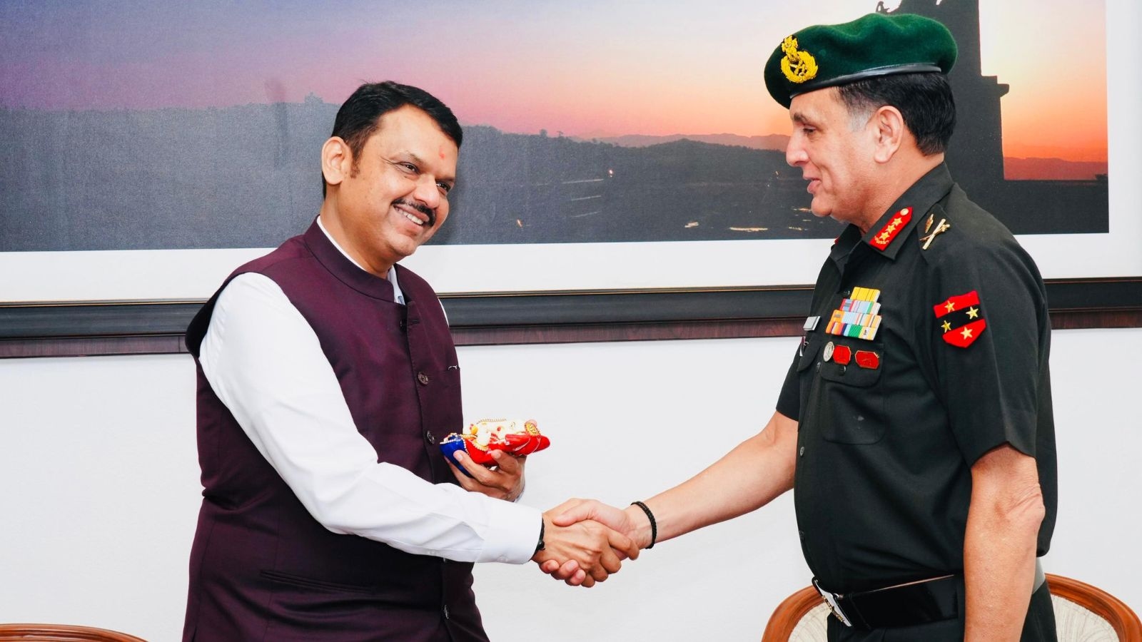 Maharashtra: Army Commander meets Fadnavis, discusses internal security, civil-defence co-op