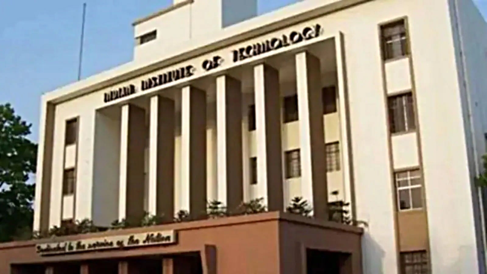 ‘We are pushing boundaries in AI, cyber security': IIT-Kharagpur director at 71st convocation