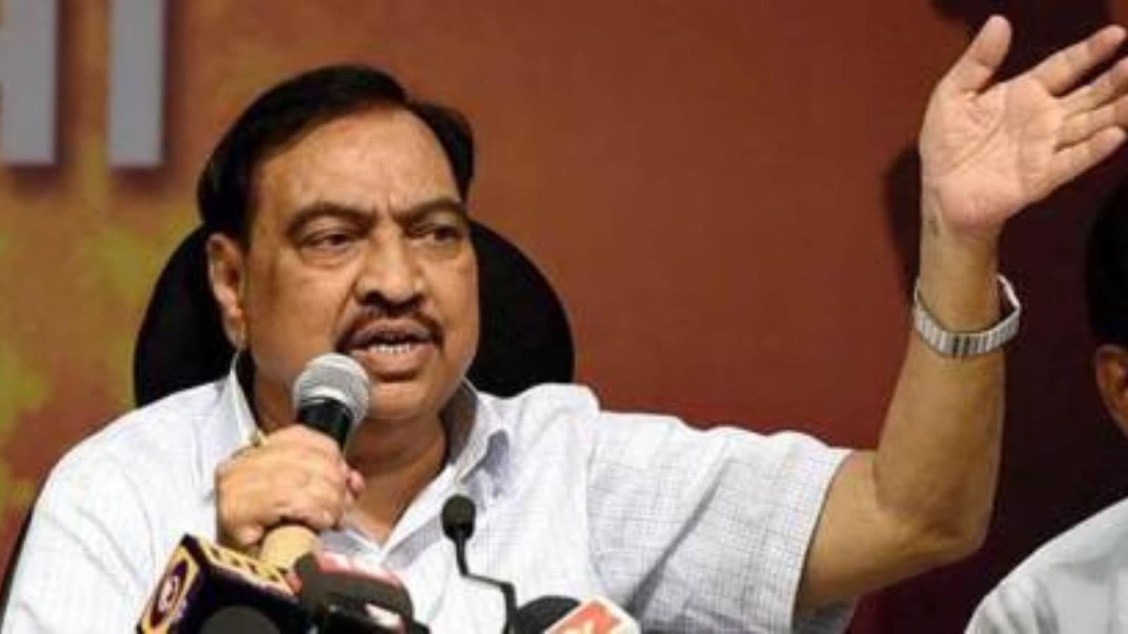 A day ago, Khadse targeted Mahajan; Opp says misuse of police machinery