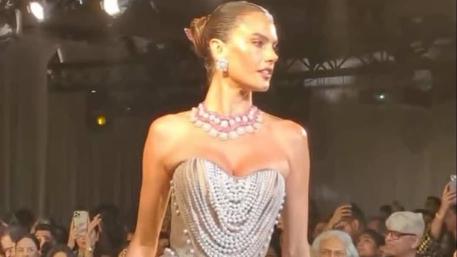 ‘The pallu is on ozempic', say netizens as supermodel Alessandra Ambrosio struts down the runway in a Manish Malhotra sari at India Couture Week