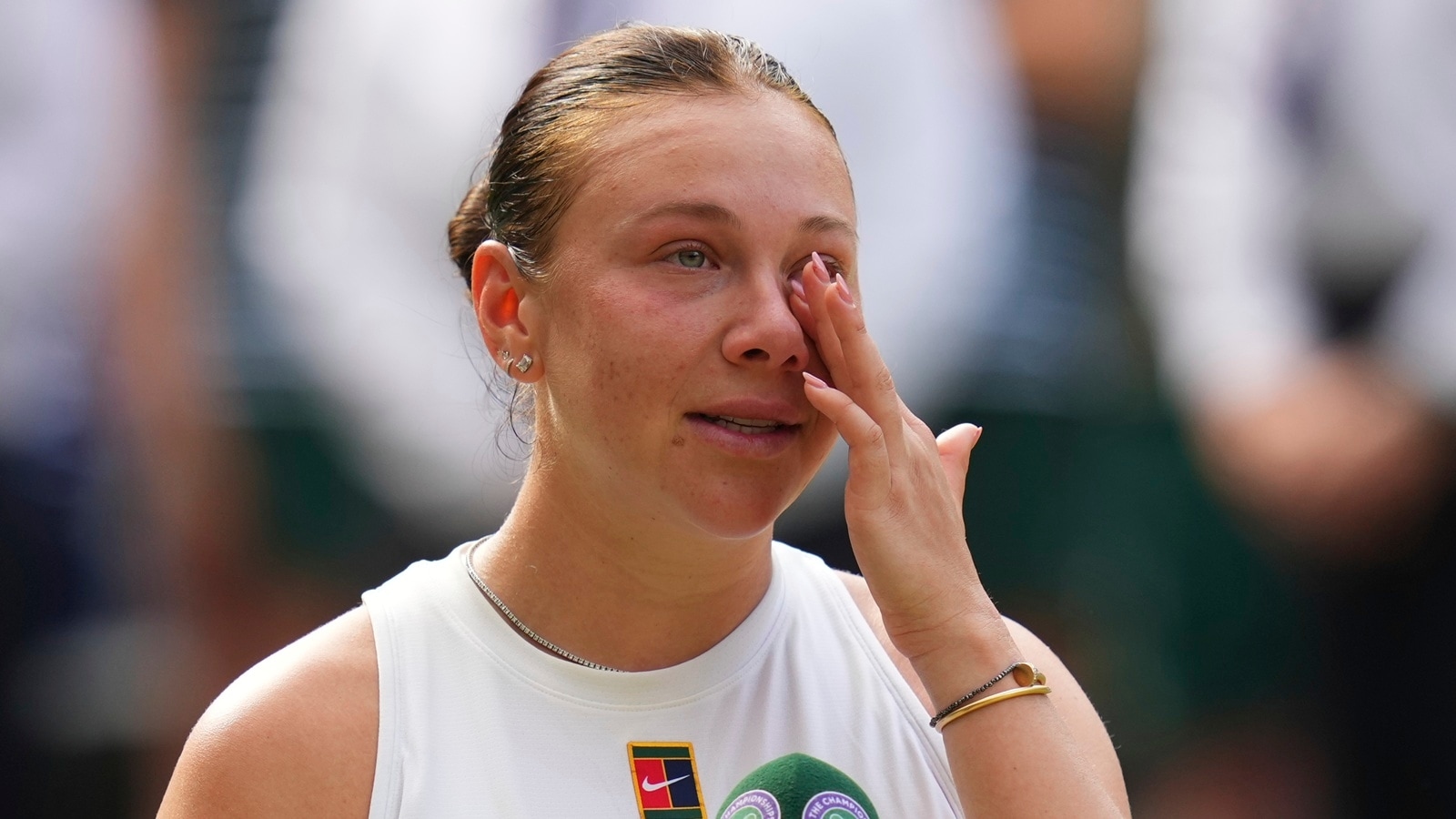 Tearful Amanda Anisimova thanks mom who travelled for Wimbledon final: ‘Most selfless person I know'
