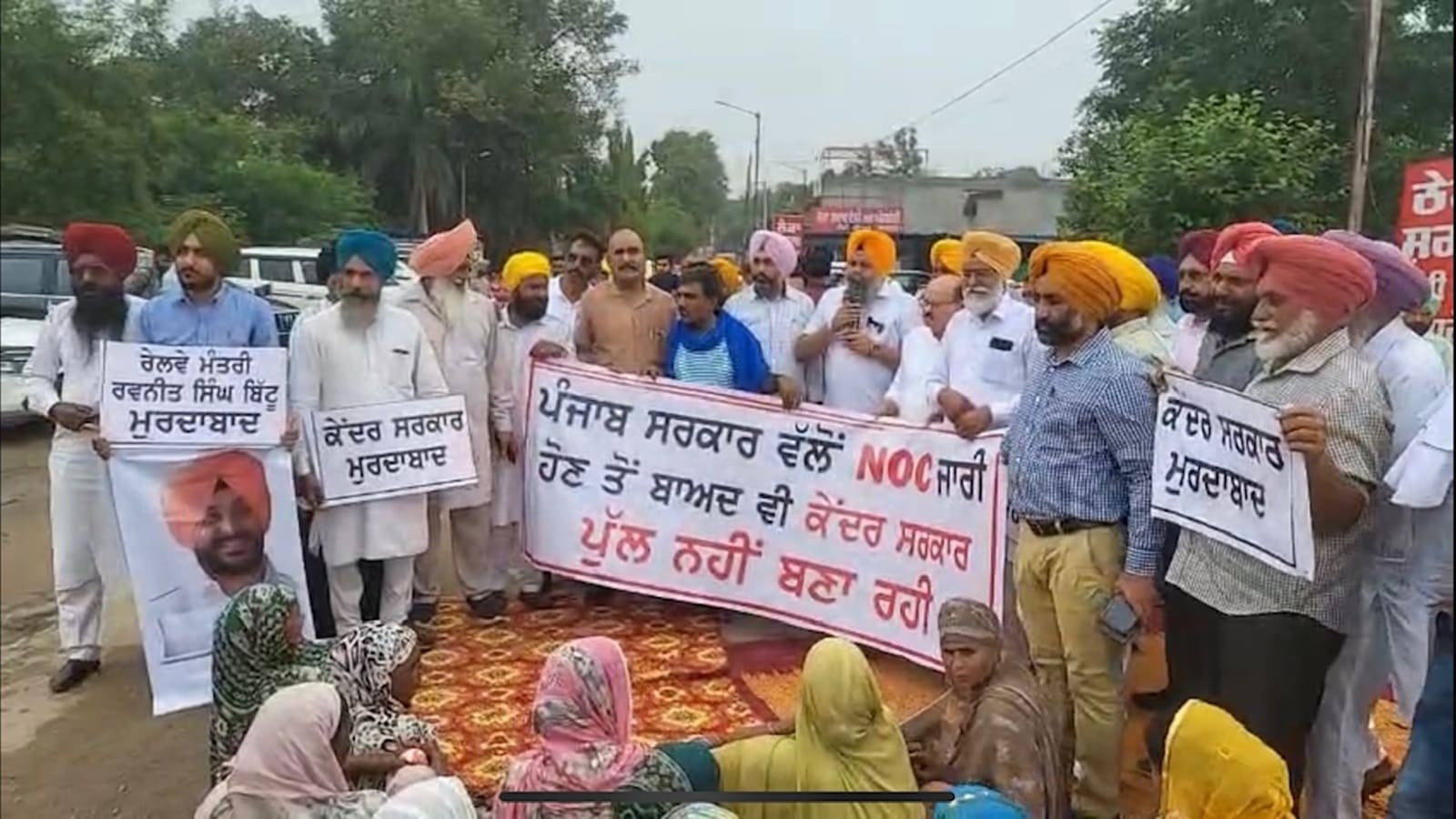 After Dhuri, railway bridge politics reaches Doraha: AAP MLA Giaspura protests against ‘non-construction' of ROB; Bittu says Pb govt sitting on NOC