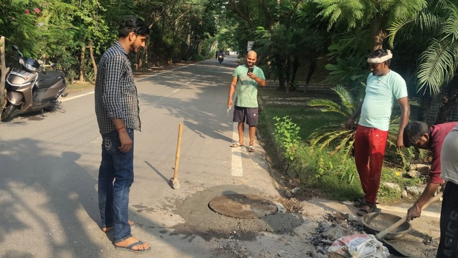 After auto driver's death, Gurgaon civic body launches campaign to cover manholes