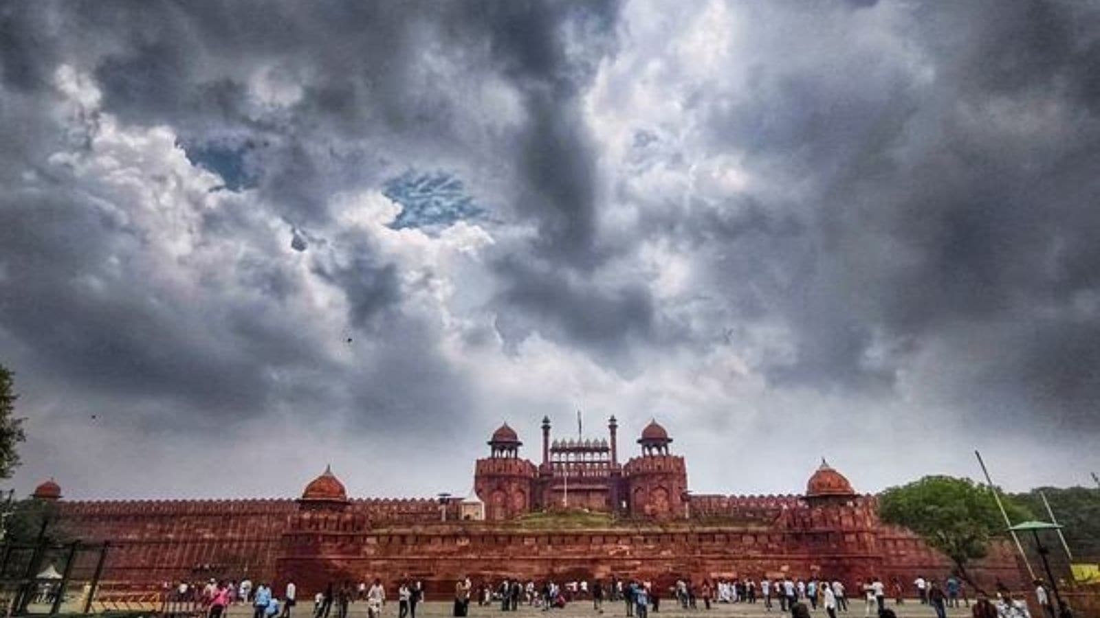 Delhi Rains Live Updates: Heavy rain lashes parts of national capital, IMD issues yellow alert