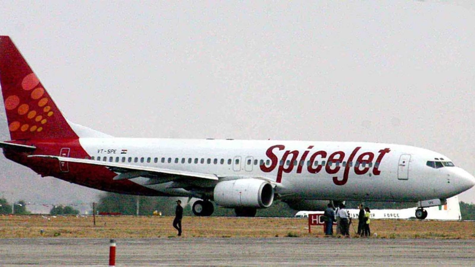 SpiceJet Delhi-Mumbai flight delayed over ‘disruption caused by unruly passengers' who complained about air conditioning