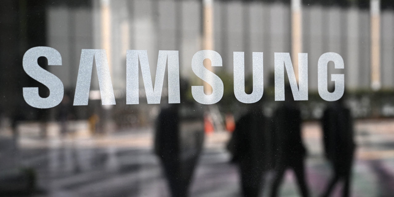 Samsung Expects Quarterly Operating Profit to Drop 56%