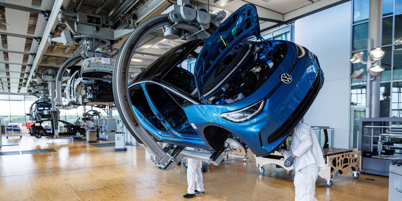 German Factory Orders Sink as Uncertainty Weighs