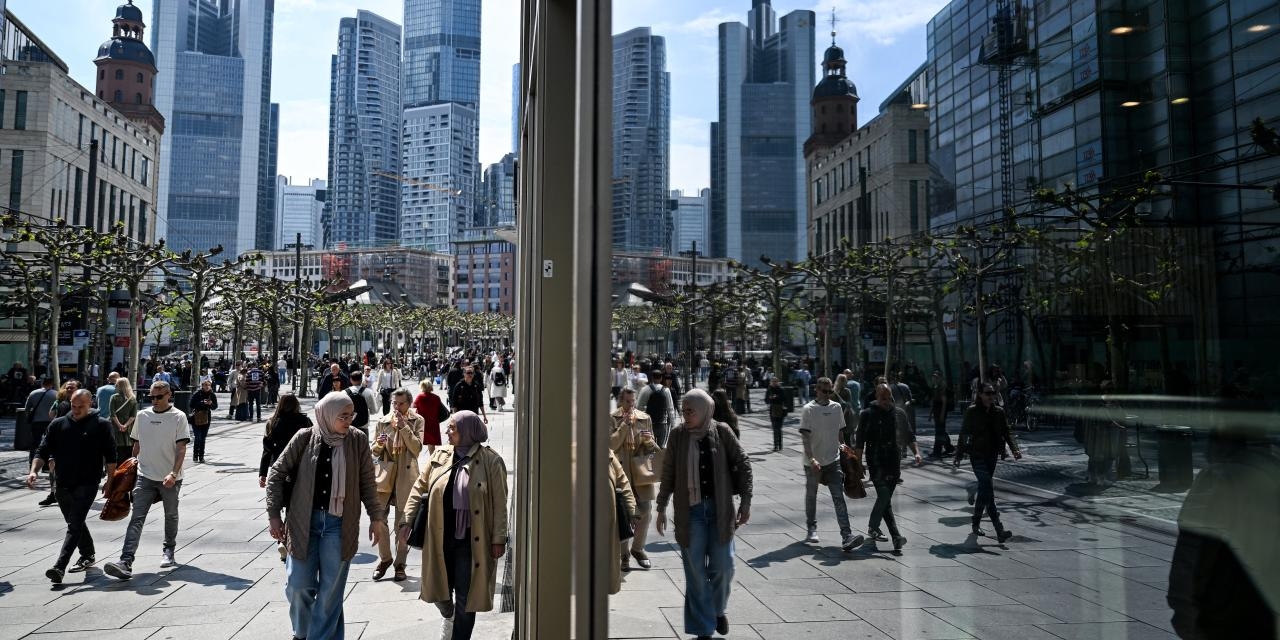 German Consumers Shrug of Tariff Concerns as Confidence Picks Up