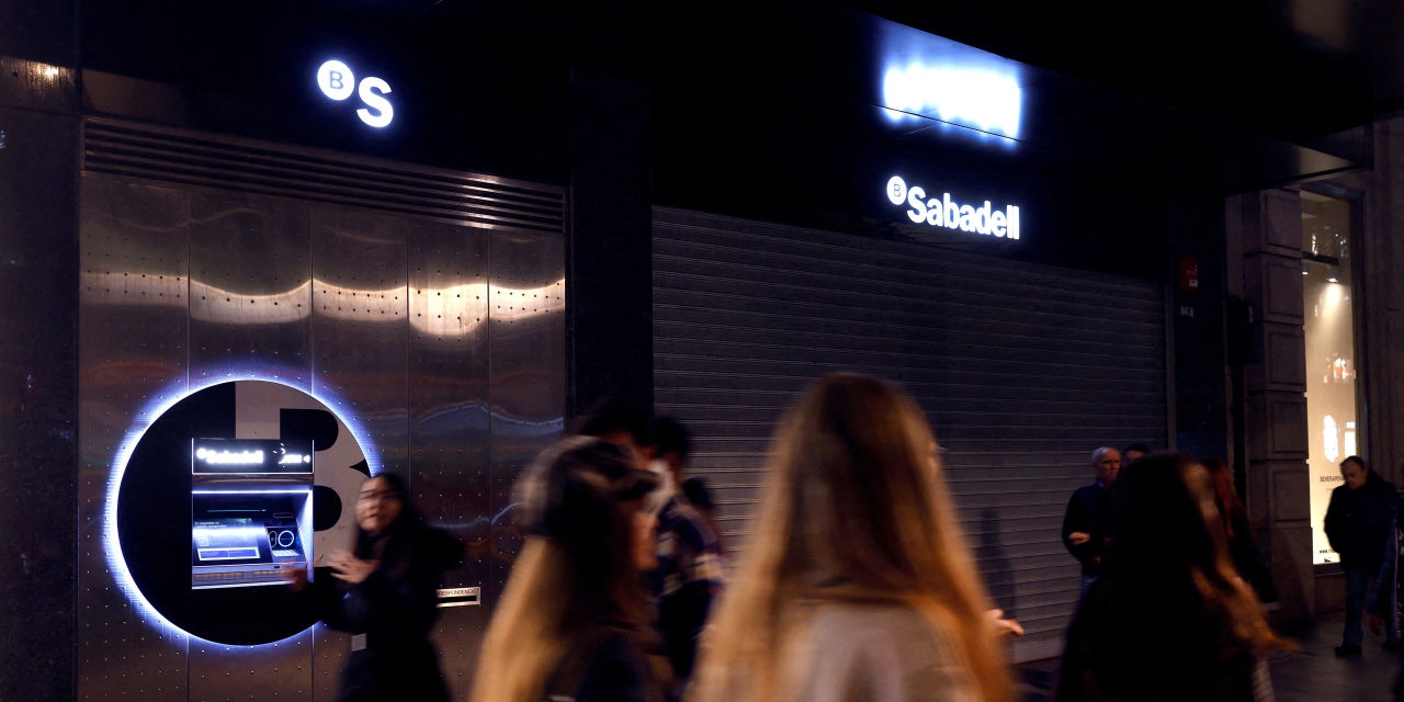 Sabadell to Beef Up Shareholder Returns as It Fends off BBVA Takeover