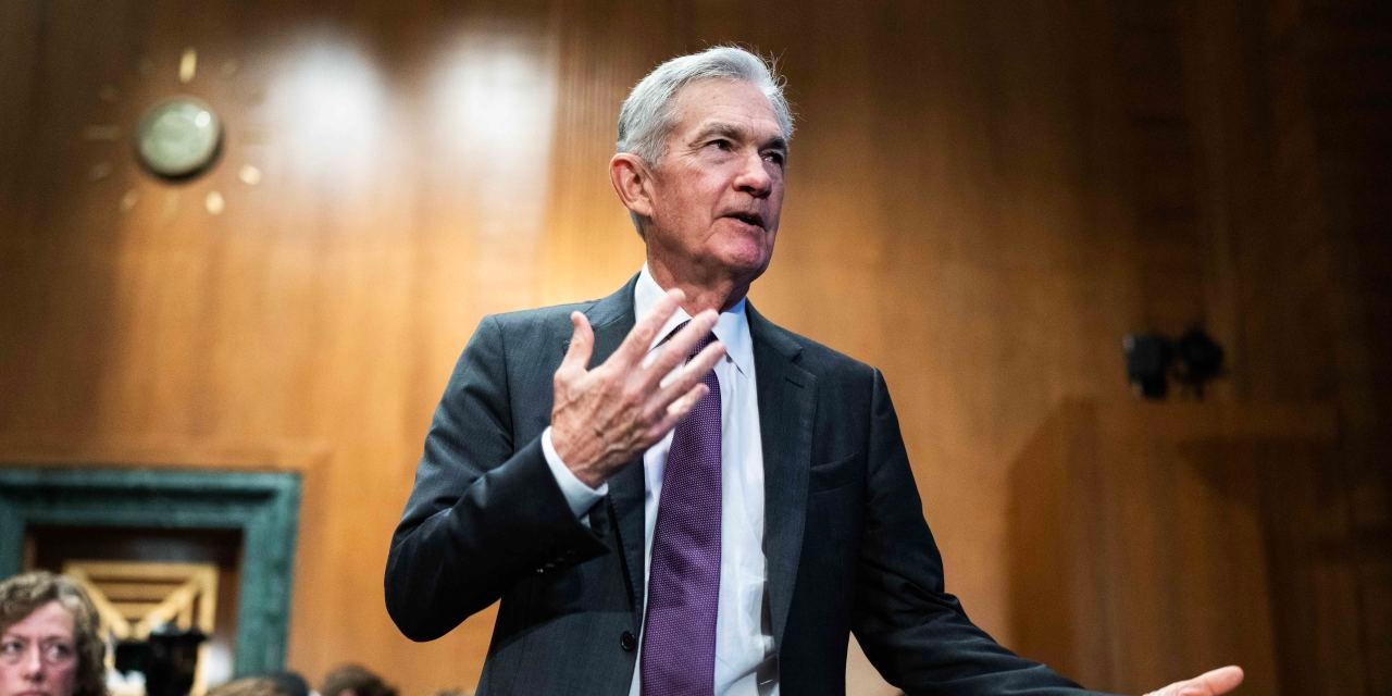 Powell Cites Solid Economy in Keeping Wait-and-See Stance on Rates