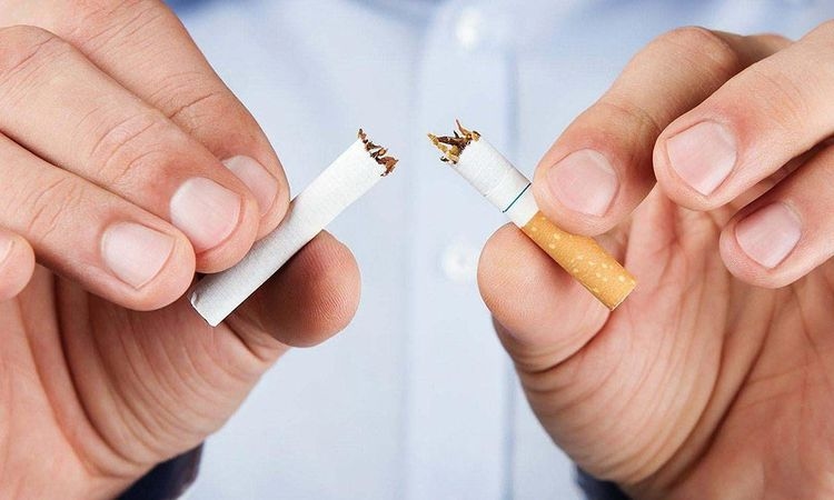 كارثة تلازم الفرد 20 عامًا.. حسام موافي يوضح خطورة التدخين
