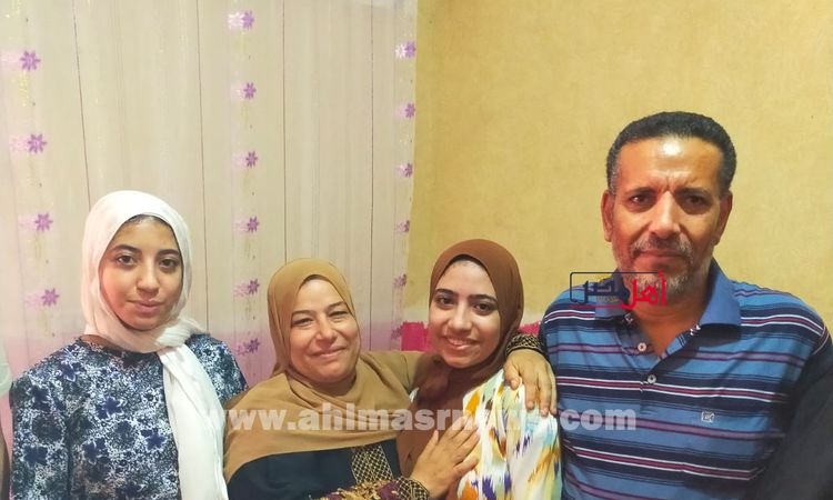 "كنت نايمة ومصدقتش الخبر لما عرفت".. 'إيمان' الأولى على الجمهورية بالدبلومات الفنية بكفر الشيخ: أهلي كانوا عايزيني أدخل ثانوي بس محبيتش أتقل عليهم في المصاريف (صور)