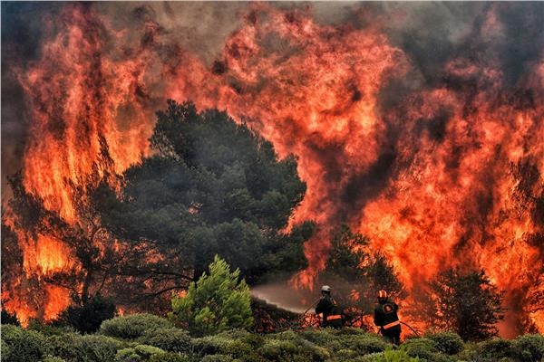 مع تفاقم حرائق الغابات في اليونان.. إجلاء السكان جنوب أثينا