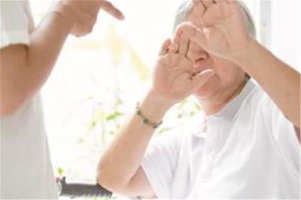 مطالب برلمانية بتغليظ عقوبة عقوق الوالدين