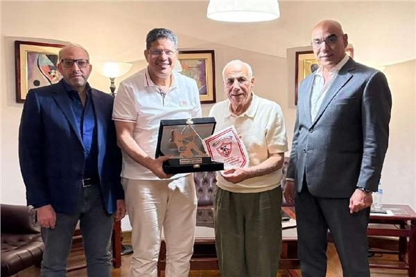 رئيس الزمالك يُكرم الرمادي ويمنحه درع النادي