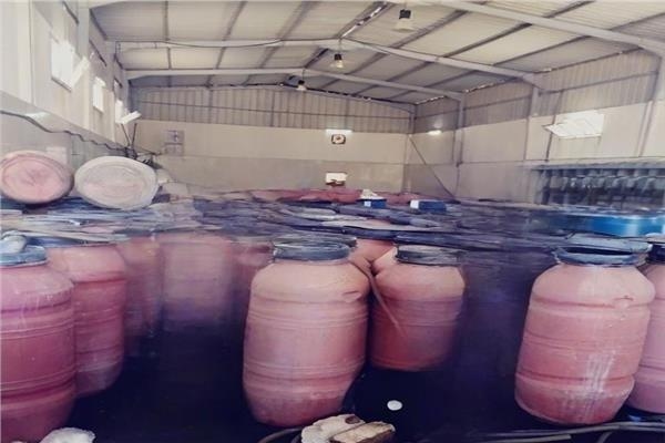 ضبط 10 أطنان مخلل و1000 لتر سولار مُدعم ومواد غذائية منتهية الصلاحية بالبحيرة