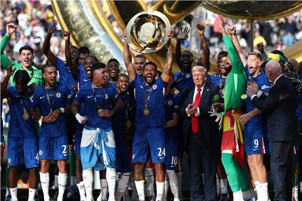 ترامب يسلم كأس العالم للأندية إلى تشيلسي.. ويحتفل مع اللاعبين «صور»