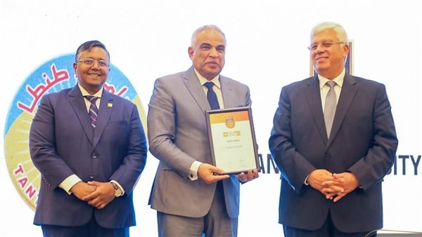 رئيس جامعة طنطا يتسلم شهادة إدراج الجامعة في تصنيف QS للعام 2025