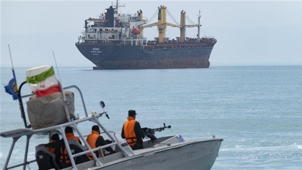 "رويترز" نقلا عن مصادر: الجيش الإيراني أجرى استعدادات لزرع ألغام في مضيق هرمز
