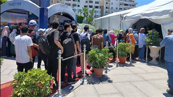 بعد افتتاحه.. إقبال كبير من المواطنين على معرض مكتبة الإسكندرية الدولي للكتاب