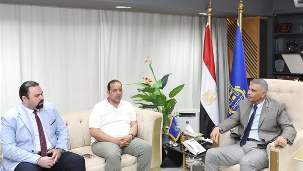 خلال استقبال مساعد وزير الصحة.. محافظ أسوان: التأمين الشامل ساهم في تطوير الصروح الطبية
