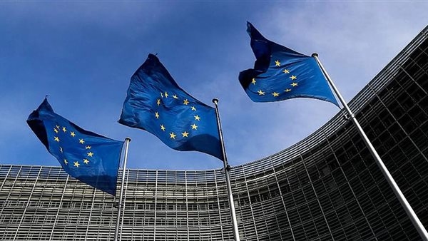الاتحاد الأوروبي يفاوض واشنطن لخفض الرسوم الجمركية إلى 15% مع التهديد بإجراءات انتقامية