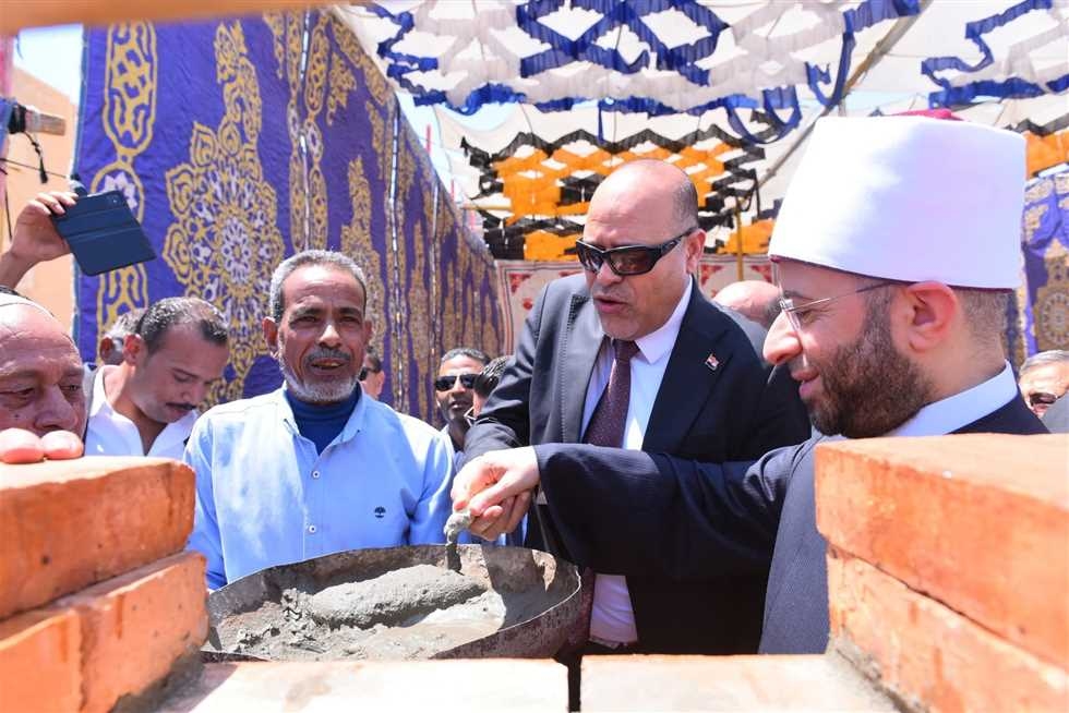 وزيرا الأوقاف والعمل يضعان حجر الأساس لمسجد جديد ويعلنان مشروعات تطوير برأس غارب