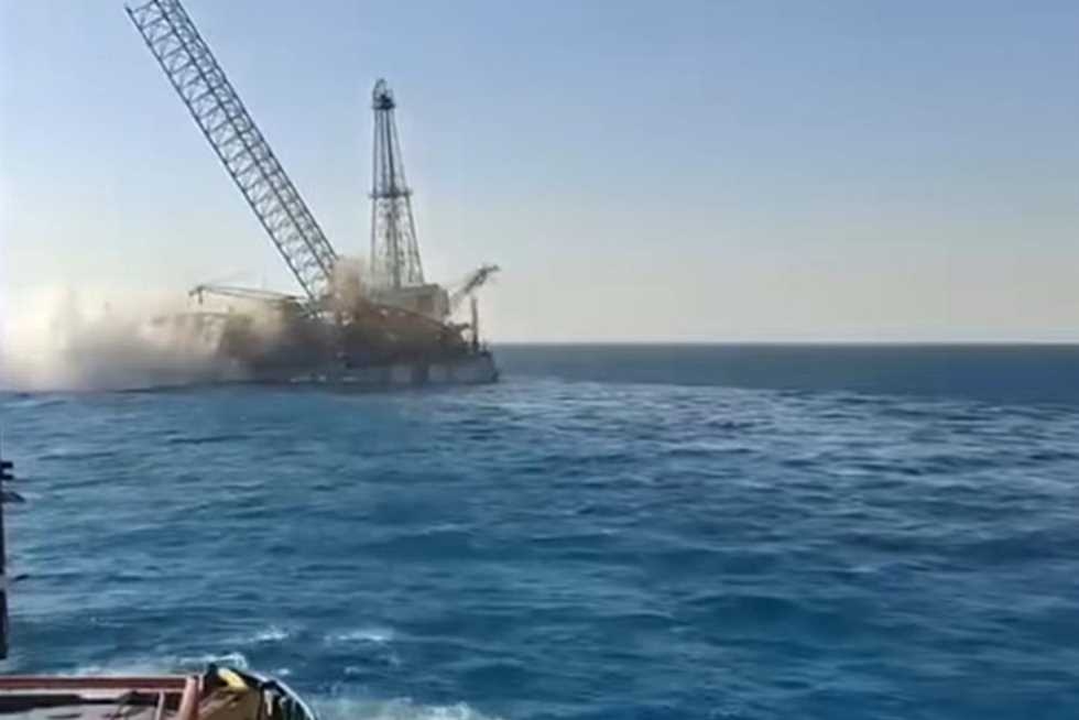 تواصل أعمال البحث عن 23 من طاقم حفار البترول الغارق بجبل الزيت في البحر الأحمر