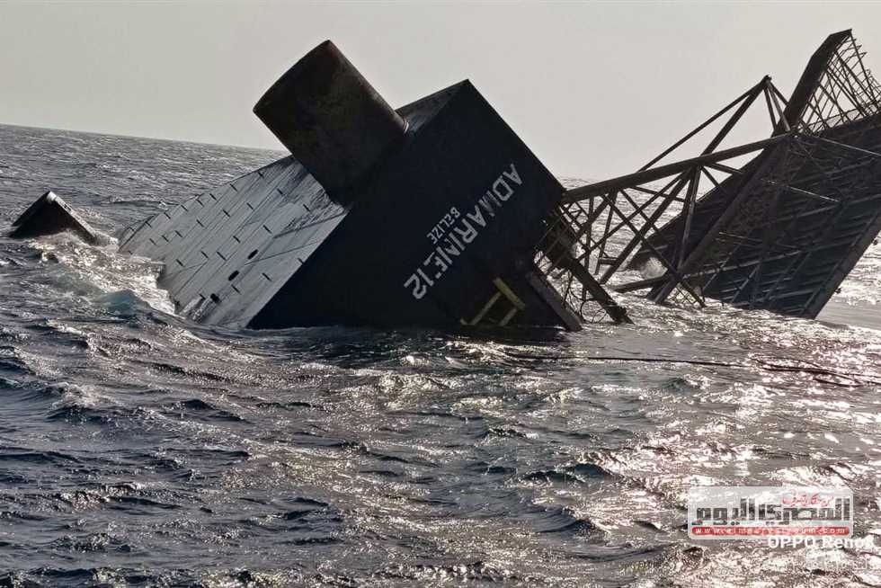 «المصري اليوم» تنشر الصور الأولى للحظة غرق حفار البترول في منطقة جبل الزيت