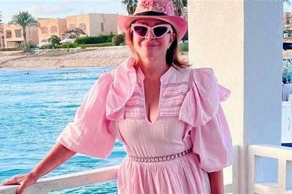 بإطلالة وردية ساحرة.. إلهام شاهين تتألق في الساحل الشمالي: «أجمل جو وأجمل بحر» (صور)