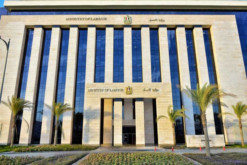 التقديم لمدة يومين فقط والراتب 500 دولار شهريًا.. «العمل» تعلن عن فرص عمل في دولة عربية (تفاصيل)