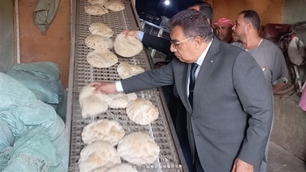 محافظ الدقهلية يتفقد سير العمل بمخابز دكرنس ومنية النصر